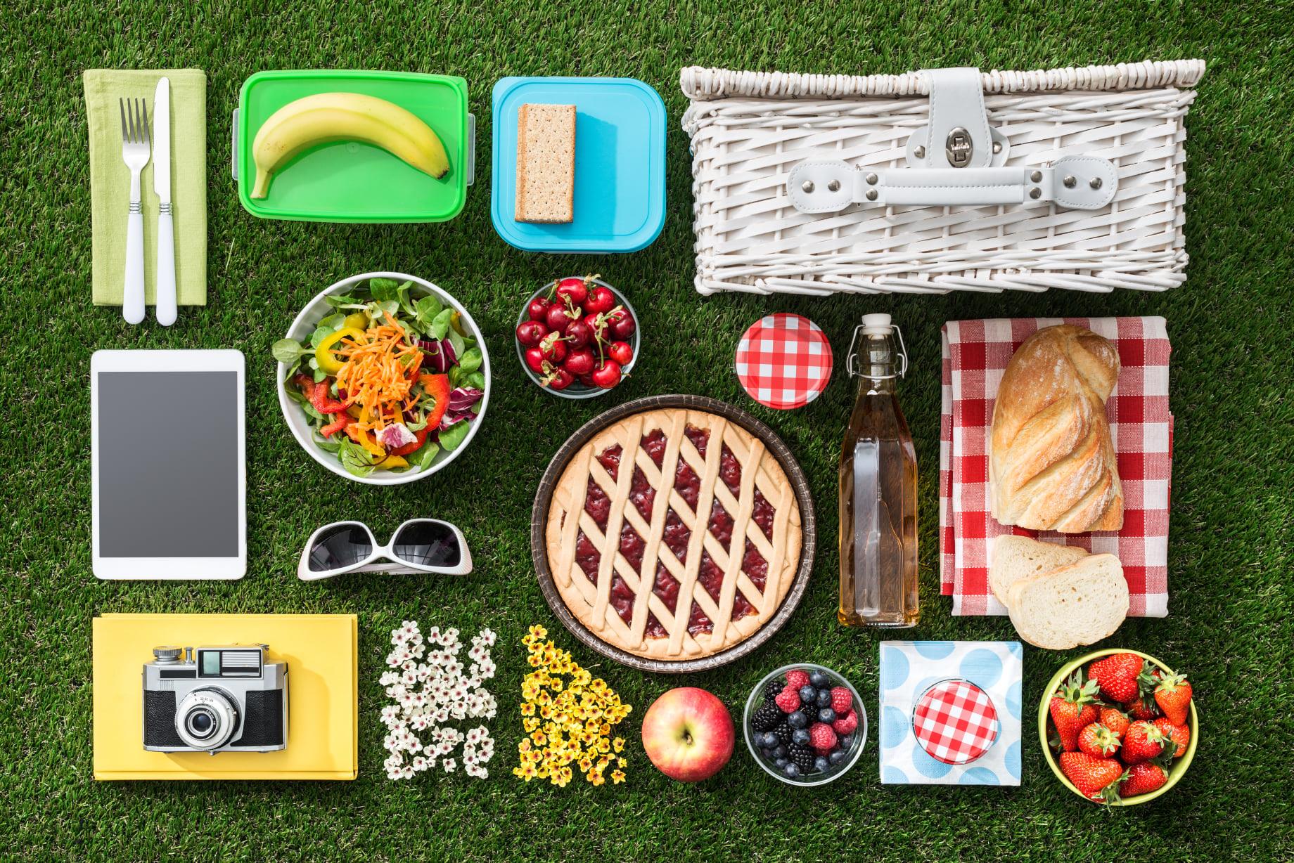 Пикник должно быть. Продукты на пикник. Собираемся на пикник. Продукты для пикника на природе. Еда на пикник летом.