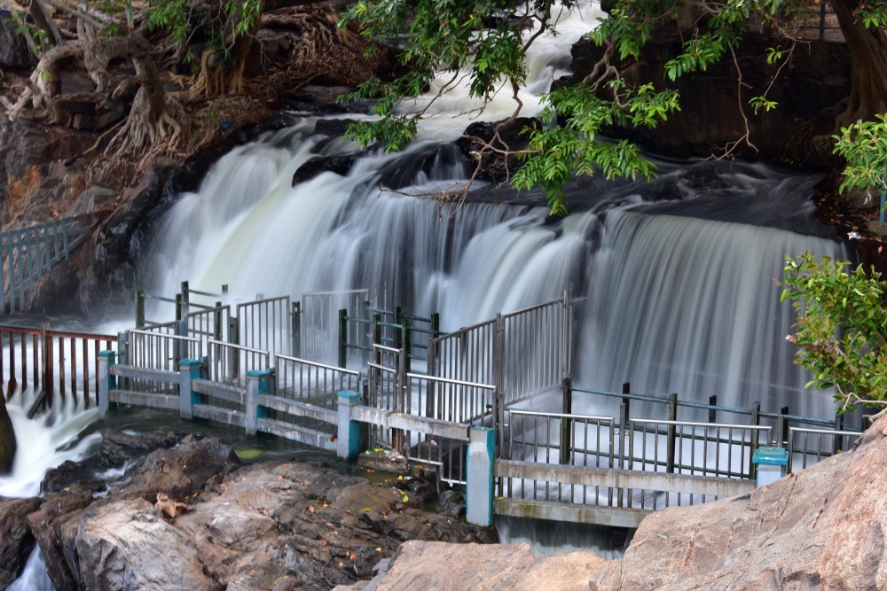 10 Must-Visit Waterfalls in Tamil Nadu