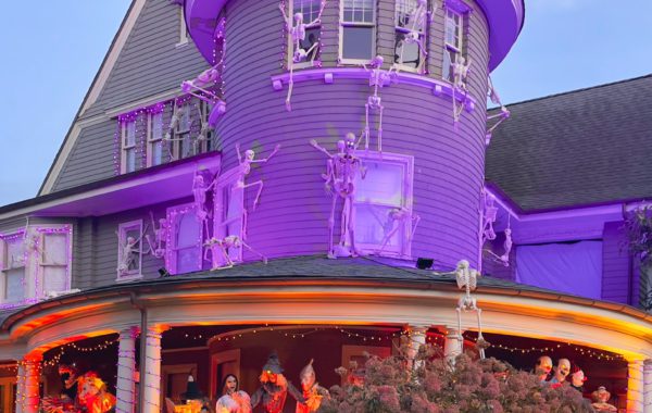 This house has the best Halloween decor in all of NYC, 'Restaurant on Wheels' to be set up at 4 stations in Maharashtra and more