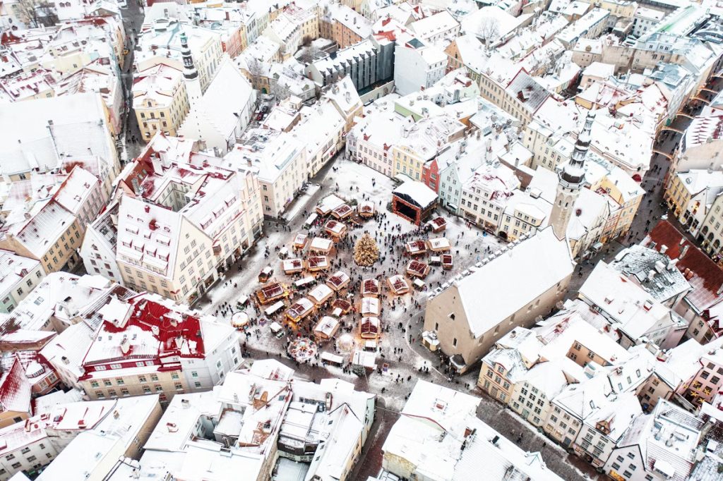 Pantone Dreams & Snowfall Scenes — The Christmas Markets Set for a White Christmas