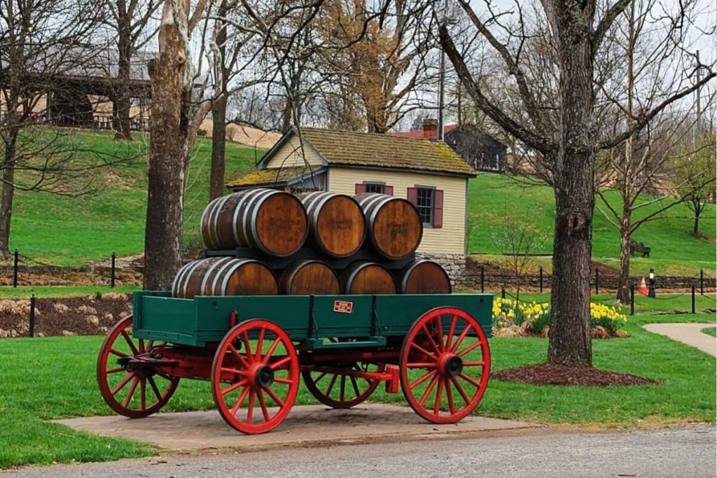 7-Day Kentucky Bourbon Trail Itinerary: Best Distilleries, Where to Stay & What to Eat